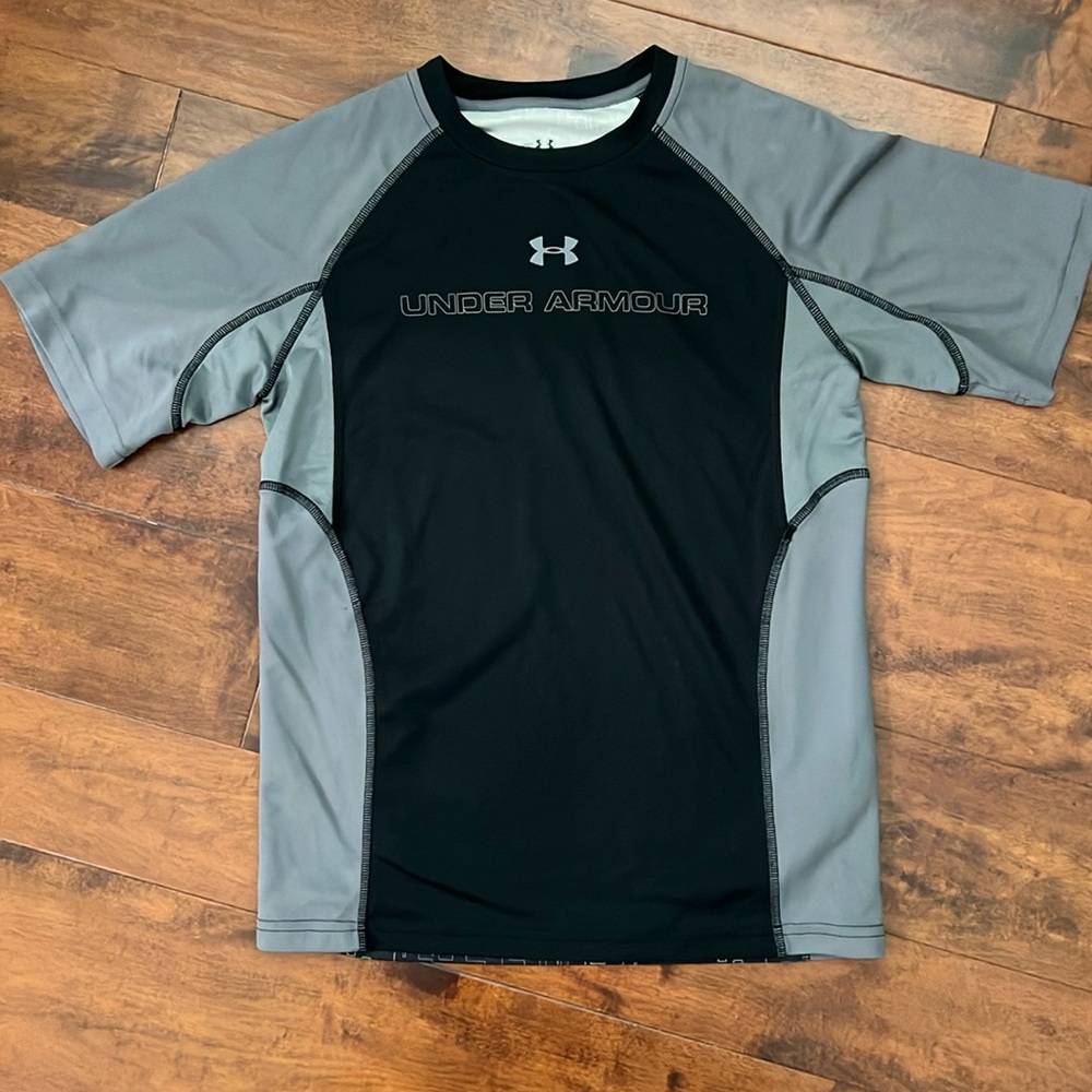 Boys Under Armour Heat Gear Shirt - Size Medium, Black and Gray